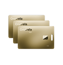 Tres tarjetas localizadoras doradas Ondrela apiladas
